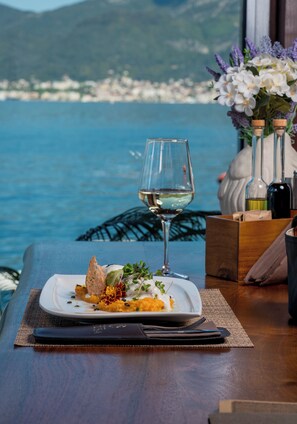 Apartment, 1 Bedroom, Balcony, Garden View | Tempat makan