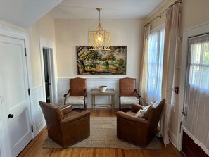 Interior - Beaufort Charm showcased in this elegantly updated 4-bedroom historic home. (Beaufort)