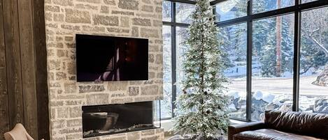 Smart TV, chimenea y videojuegos