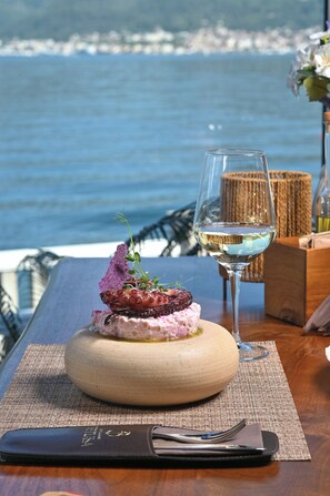 Outdoor dining - Wonderful Studio With Jacuzzi and Private Beach (Tivat)