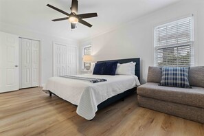 4 bedrooms, desk, free WiFi, bed sheets