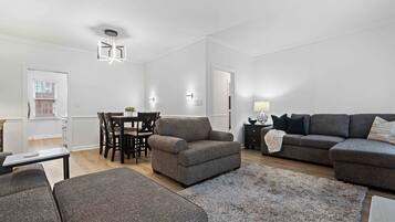 Smart TV, chimenea y oficina