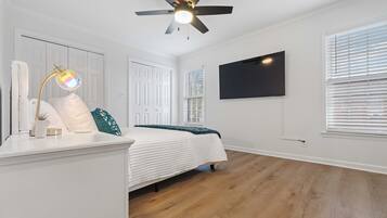 4 bedrooms, desk, free WiFi, bed sheets