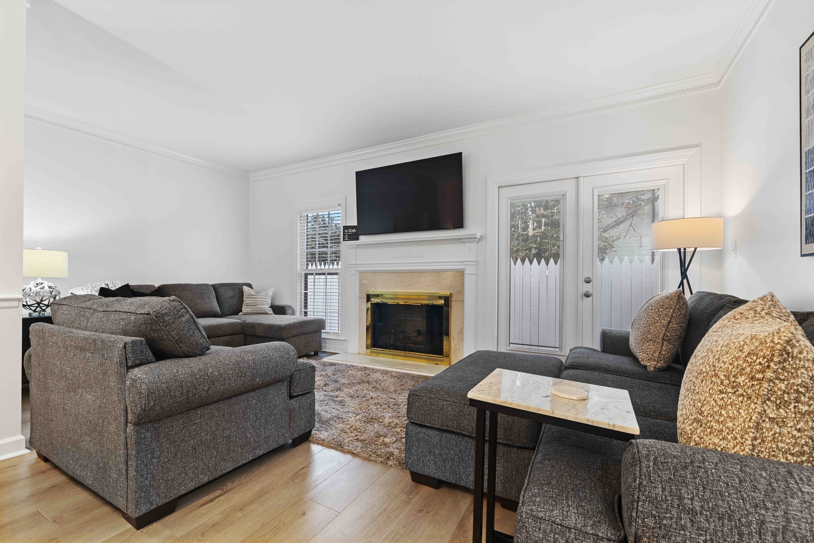 Een smart-tv, een open haard en een kantoor