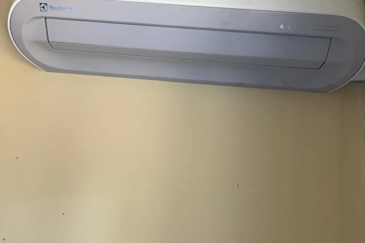 Un appareil de climatisation blanc fixé au mur.
