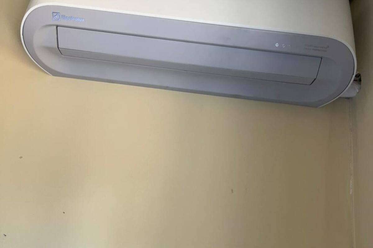 Un climatiseur blanc fixé au mur.