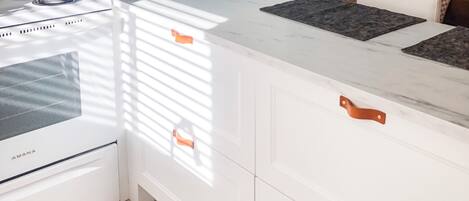 Réfrigérateur, four, plaque de cuisson, cafetière/bouilloire