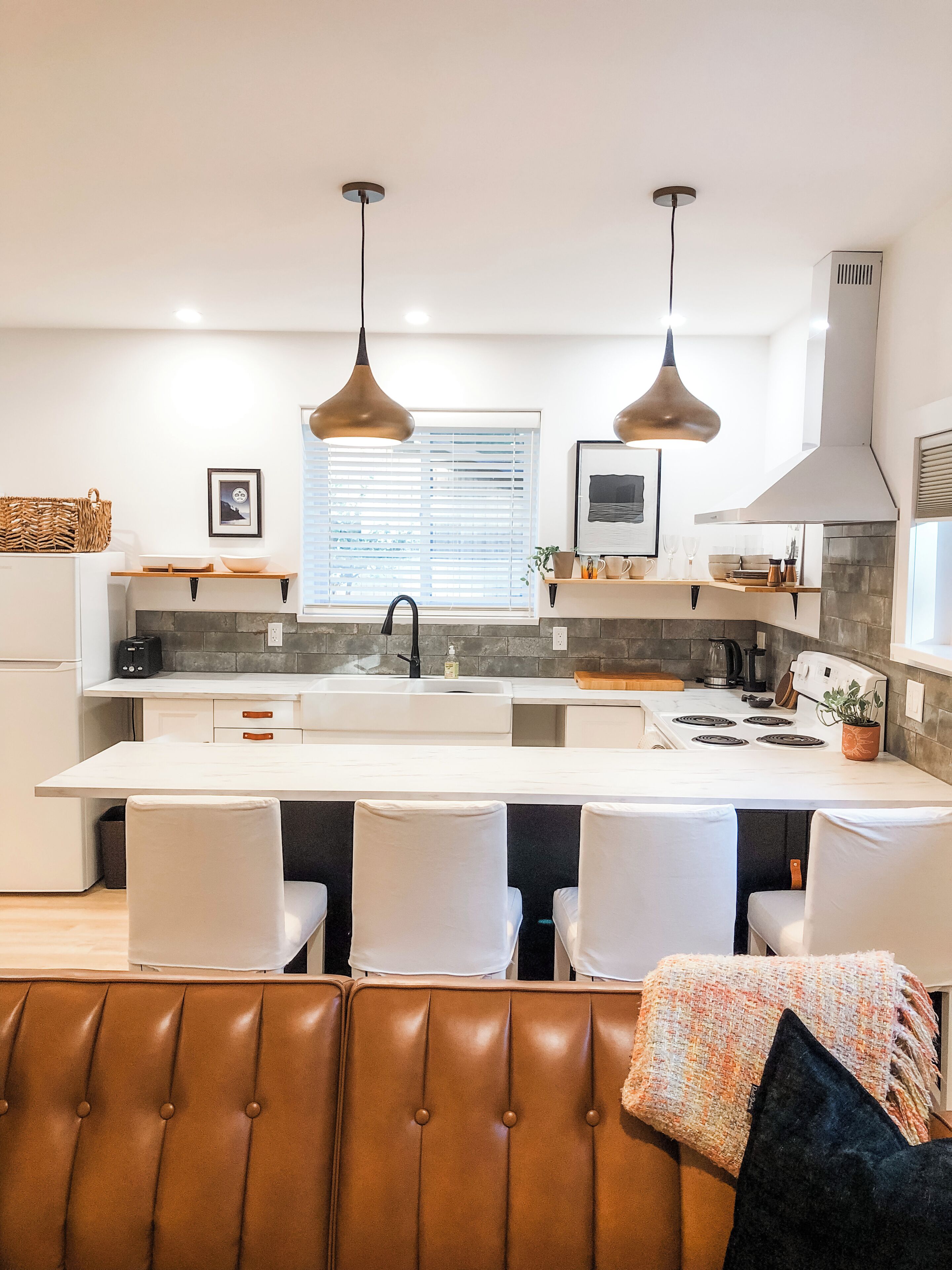 Fridge, oven, stovetop, coffee/tea maker