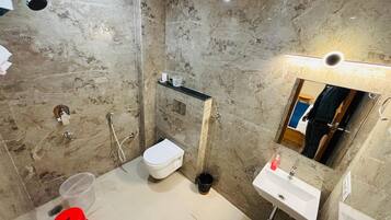 Executive Room | Bathroom | Shower, free toiletries, towels, soap