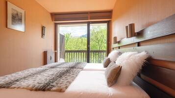 1 bedroom, bed sheets