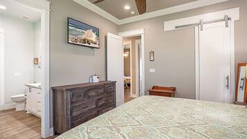 3 bedrooms, desk, iron/ironing board, WiFi