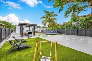 Sport court - Design Dist Living:Pool,Basketball CourtandNespresso (Miami)