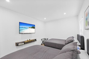 5 bedrooms, iron/ironing board, WiFi - Design Dist Living:Pool,Basketball CourtandNespresso (Miami)