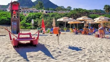 En la playa, sillas reclinables de playa, toallas de playa