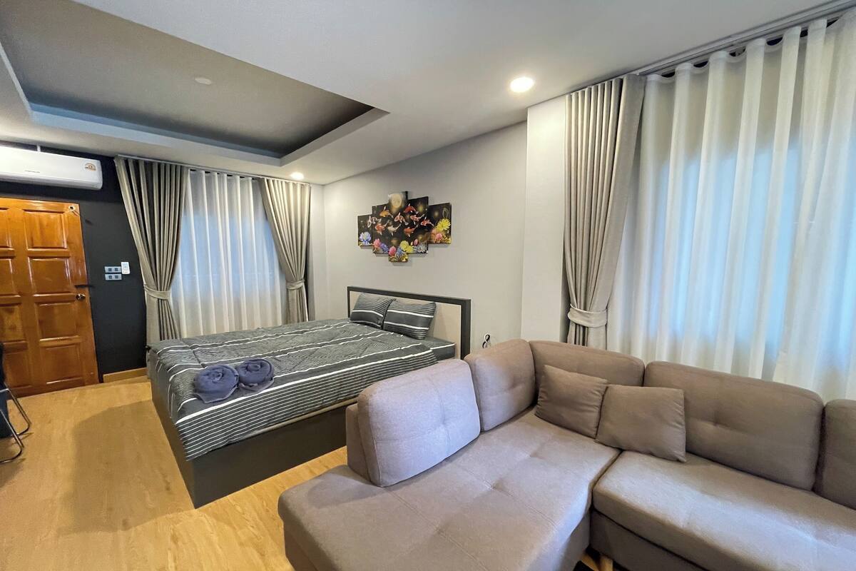 Family Suite | Minibar, desk, WiFi (free), bed sheets
