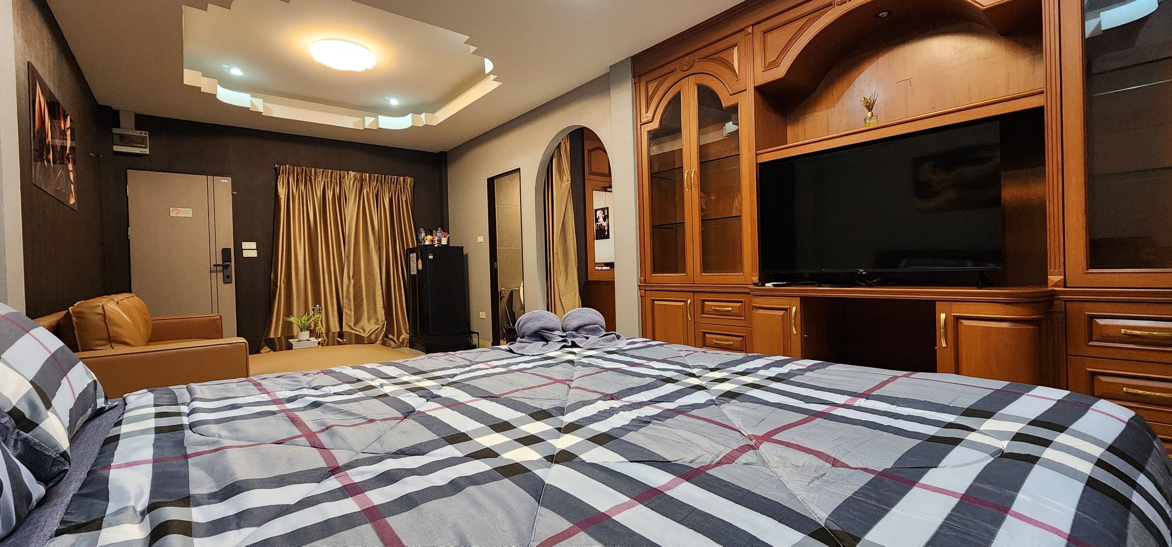 Desk, laptop workspace, soundproofing, free WiFi