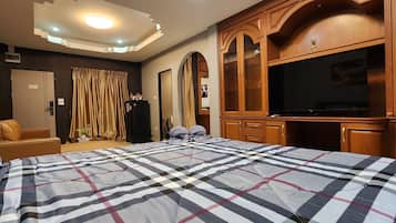 Basic Quadruple Room | Desk, laptop workspace, soundproofing, free WiFi