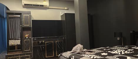 Deluxe Suite | Desk, laptop workspace, soundproofing, free WiFi