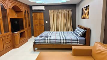 Family Suite | Bathroom | Free toiletries, hair dryer, towels, soap