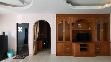 Studio Suite | Living area | Flat-screen TV