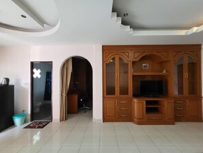 ห้องสตูดิโอสวีท | บริเวณนั่งเล่น | ทีวีจอแบน