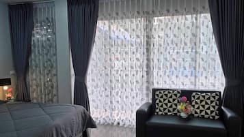 Deluxe Suite | Living area | Flat-screen TV