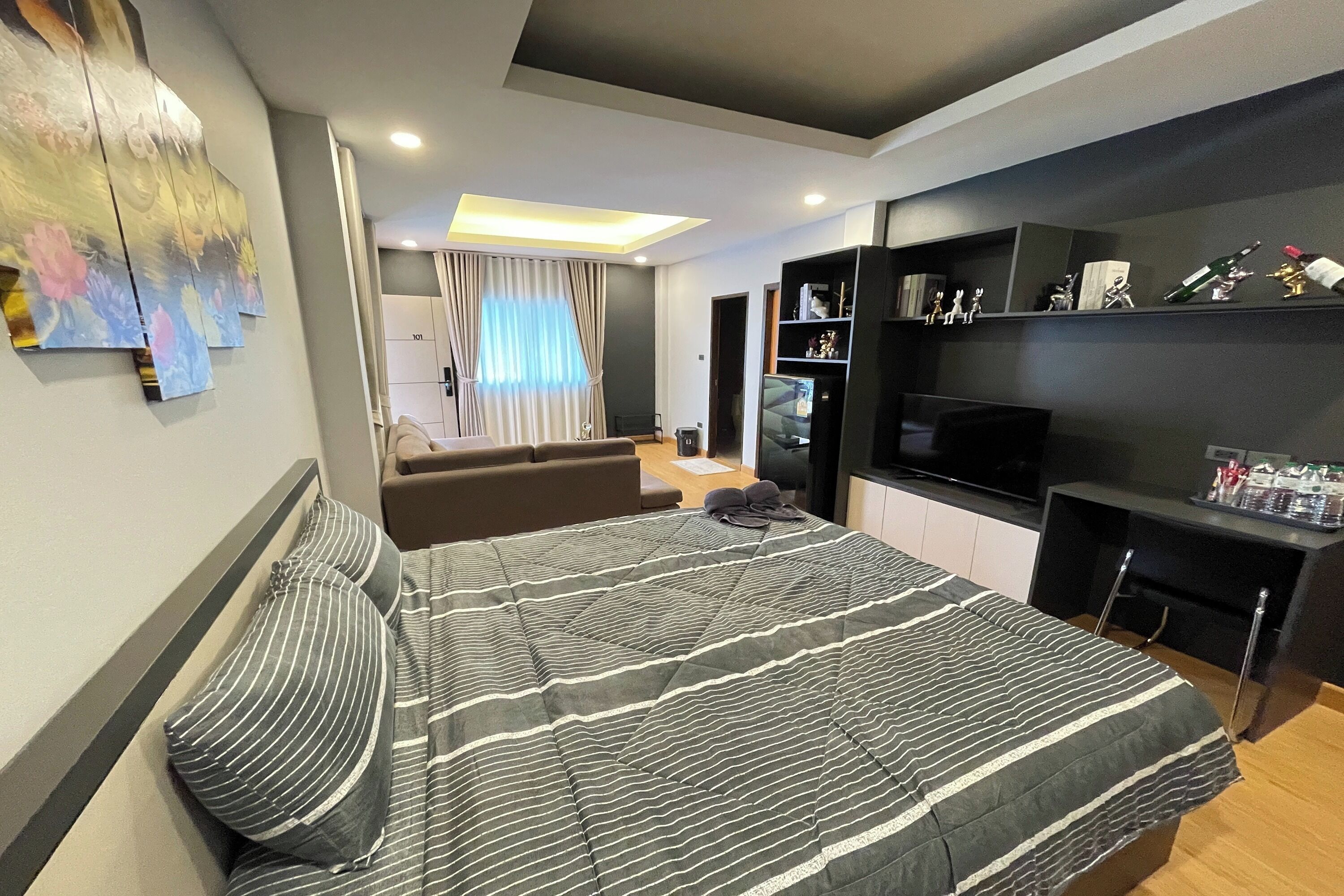 Family Suite | Minibar, desk, WiFi (free), bed sheets