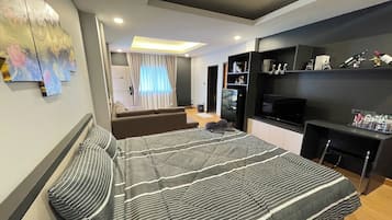 Family Suite | Minibar, desk, WiFi (free), bed sheets