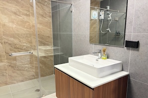 Familie suite | Badkamer | Gratis toiletartikelen, een haardroger, handdoeken, zeep