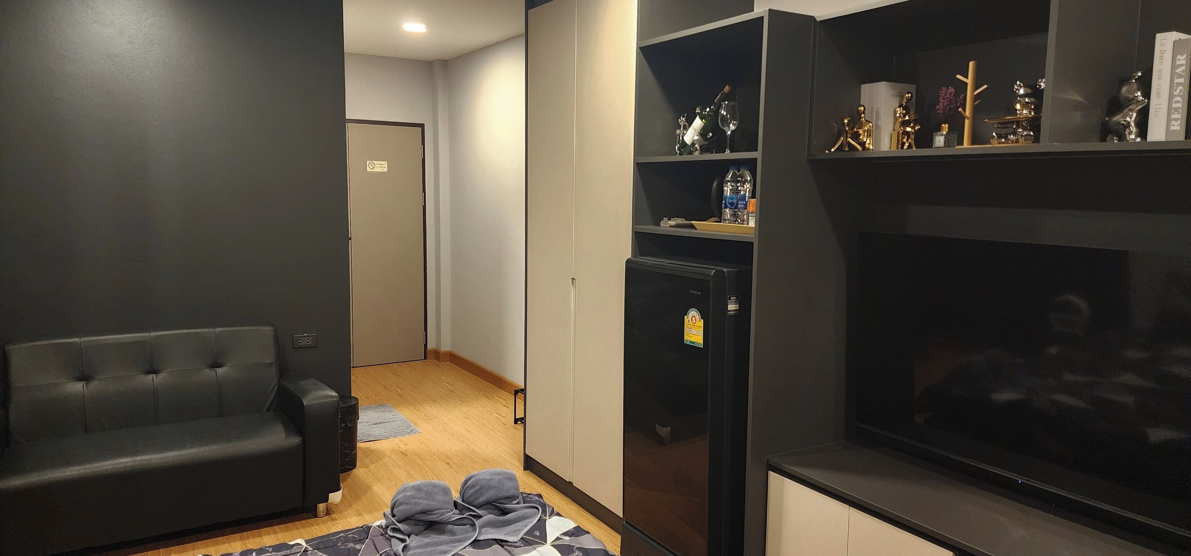 Studio | Desk, laptop workspace, soundproofing, free WiFi