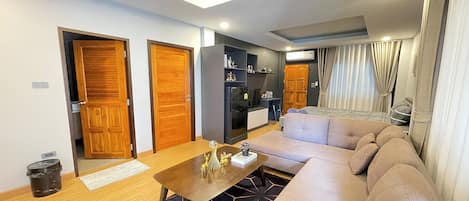 Family Suite | Minibar, desk, WiFi (free), bed sheets