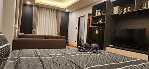 Family Quadruple Room, 2 Bedrooms, Connecting Rooms | Desk, laptop workspace, soundproofing, free WiFi - Marin House Pattaya (Pattaya)