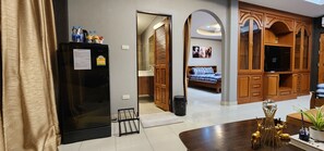 Habitación cuádruple básica | Escritorio, espacio para trabajar con laptop y insonorización 