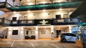 A multi-story building with a sign reading 'MARRI HOUSE PATAYA.' - Marin House Pattaya (Pattaya)