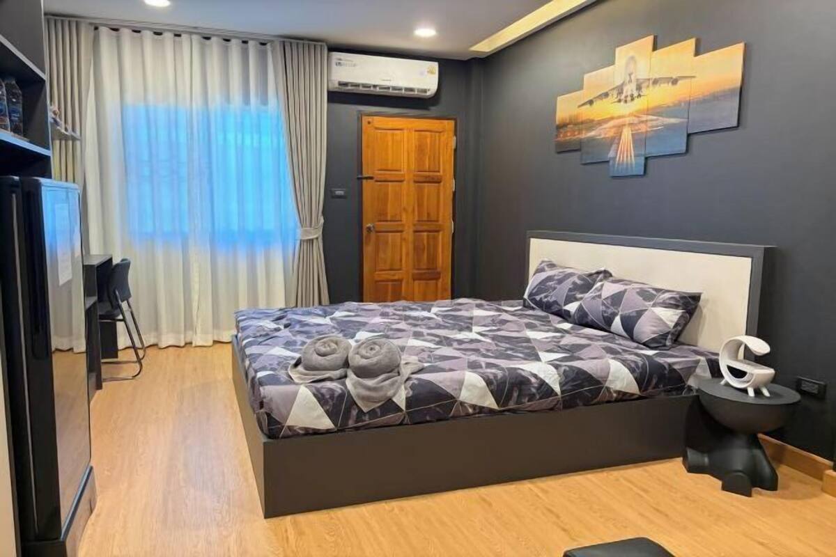 Minibar, desk, WiFi (free), bed sheets