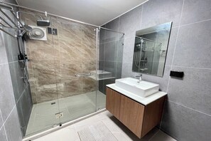 Familie suite | Badkamer | Gratis toiletartikelen, een haardroger, handdoeken, zeep