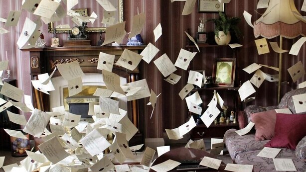 A room with a fireplace, a sofa, and papers flying around. - Oas Finnerödja (Finnerödja)