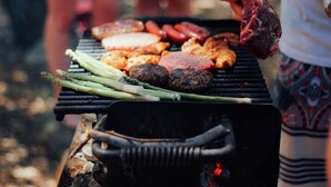 A grill with various meats and vegetables being cooked. - Oas Finnerödja (Finnerödja)