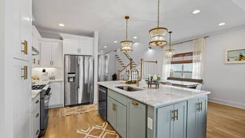 ثلاجة، ميكروويف، فرن، موقد طهي مسطح