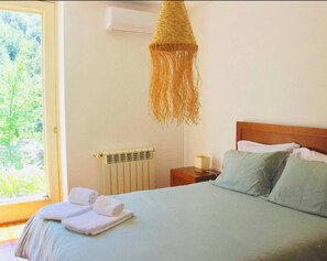 2 bedrooms, travel cot, WiFi, bed sheets
