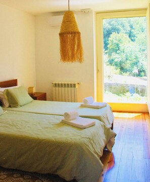 2 bedrooms, travel cot, WiFi, bed sheets