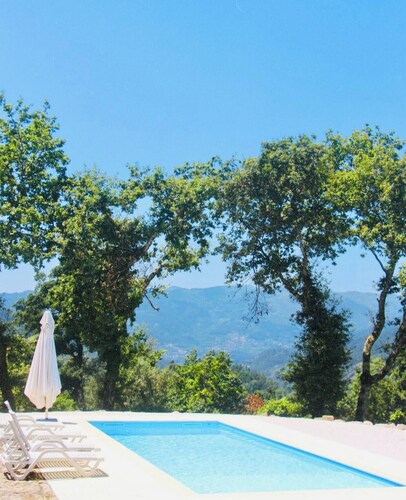Cabin House. A retreat with a swimming pool and privacy in Gerês.