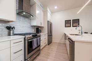 Lemari es besar, microwave, oven, dan kompor