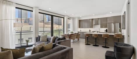 Familienapartment, 3 Schlafzimmer, Balkon | Wohnbereich | 55-Zoll-LED-Fernseher mit Kabelempfang