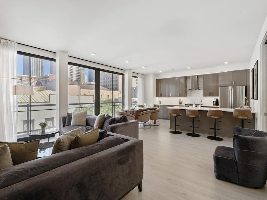 Apartamento família, 3 quartos, sacada | Área de estar | Smart TV 55 polegadas com canais digitais