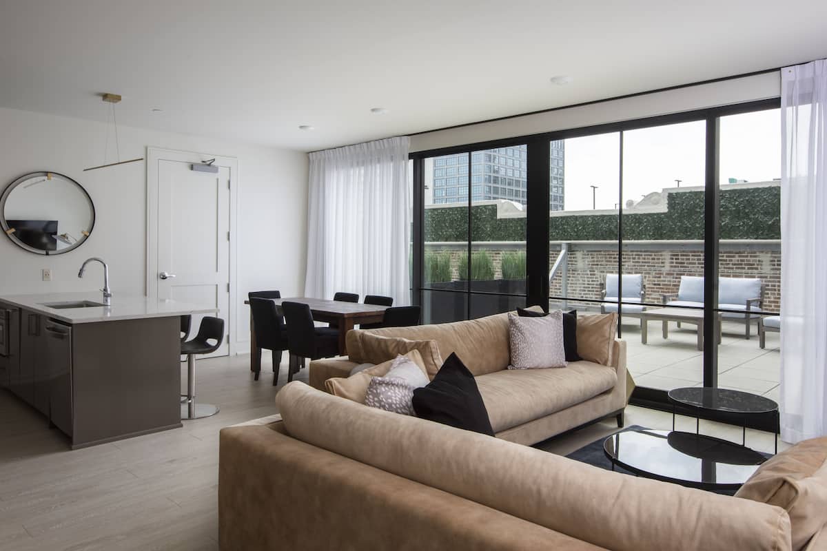 Condo Confort, 2 chambres, patio | Aire de séjour | Téléviseur connecté de 55 po avec télévision numérique