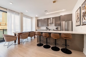 Full-sized fridge, microwave, oven, stovetop