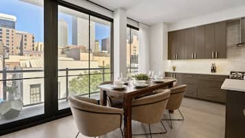 Departamento familiar, 3 habitaciones, balcón | Servicio a la habitación