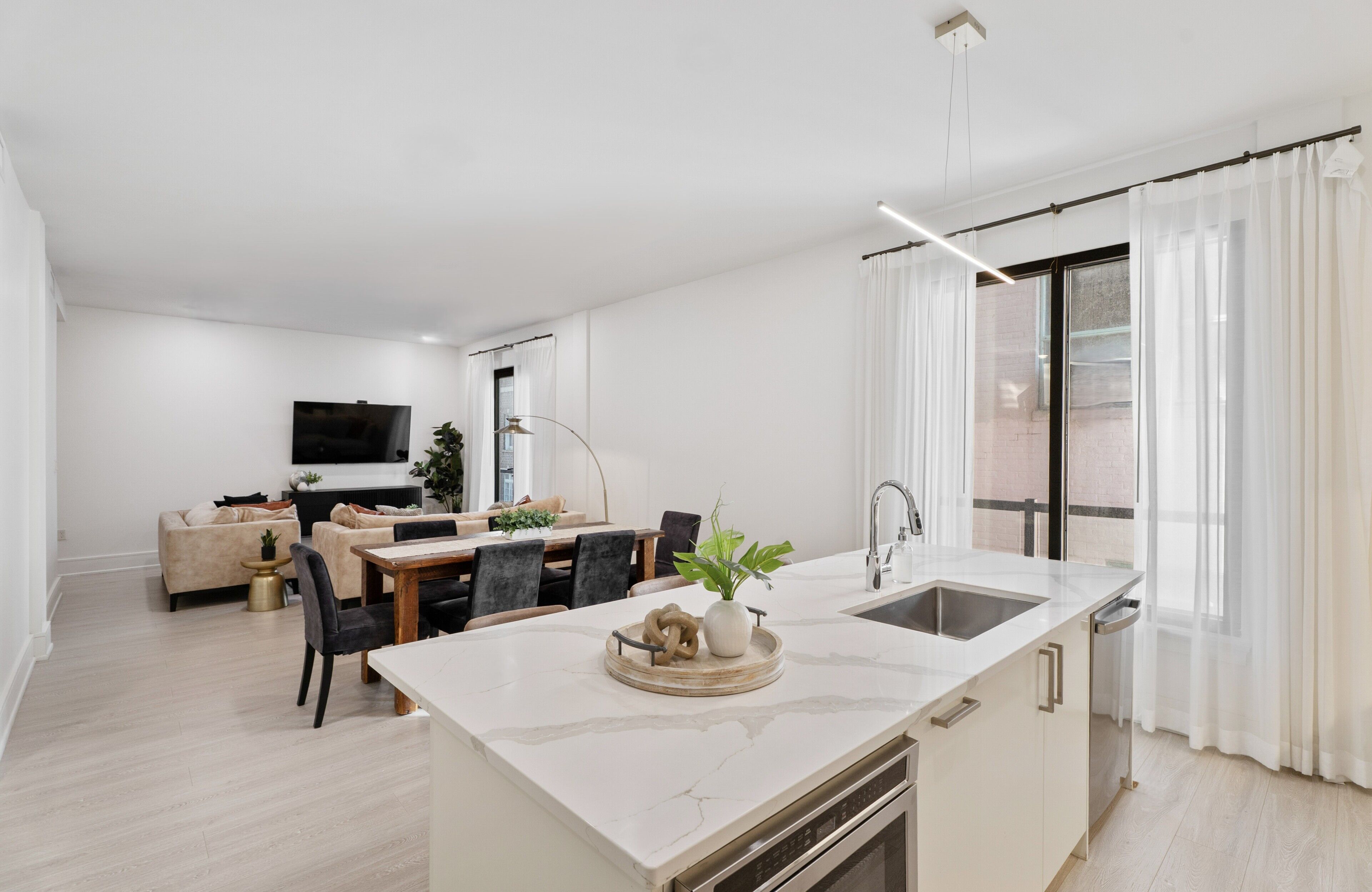 Full-size fridge, microwave, oven, stovetop