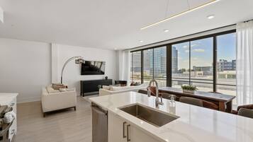 Premium Condo, 5 Bedrooms, Connecting Rooms | Private kitchen